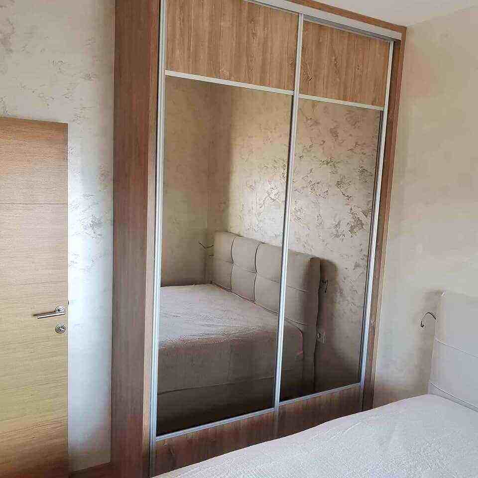 Sobni plakar sa ogledalom pored kreveta
