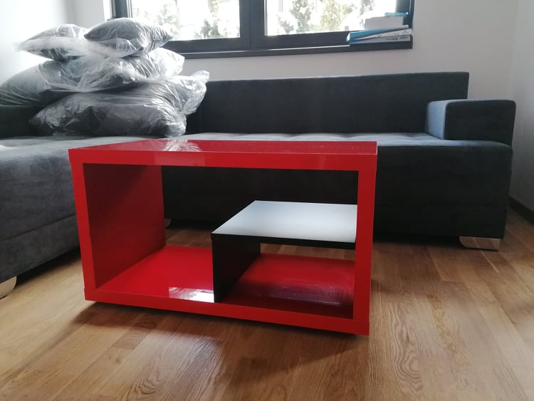 Crveni sto pored kauča i prozora
